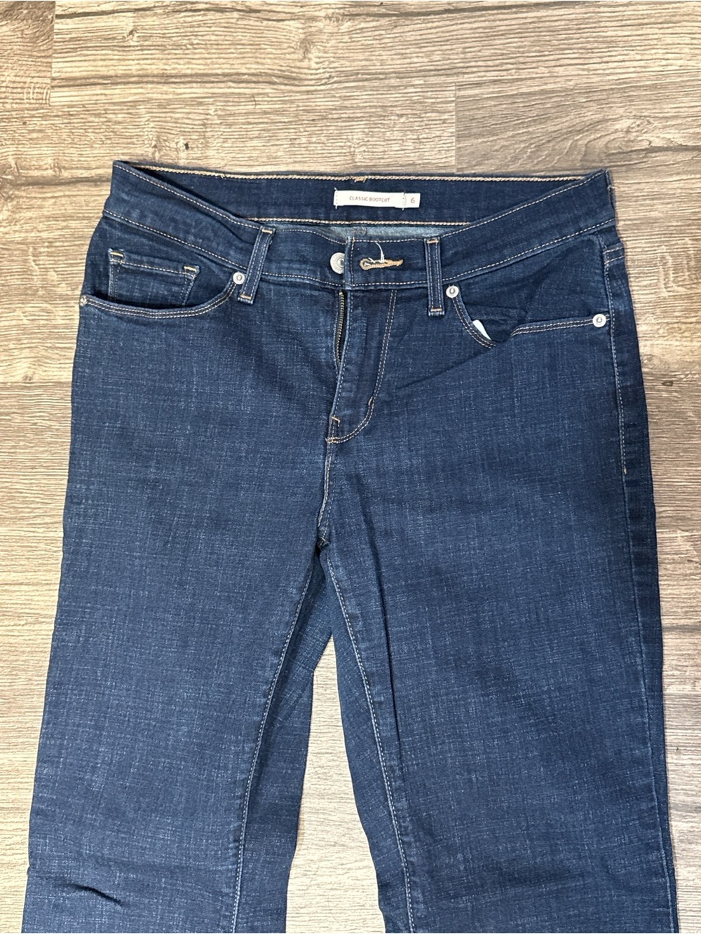 Levi’s Classic Bootcut Dark Wash Jeans Size 6 | Flattering Fit - Picture 4 of 7